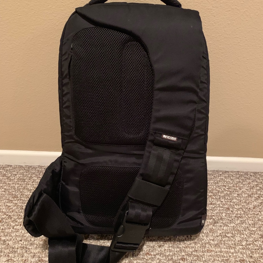 Incase icon slim SLING backpack